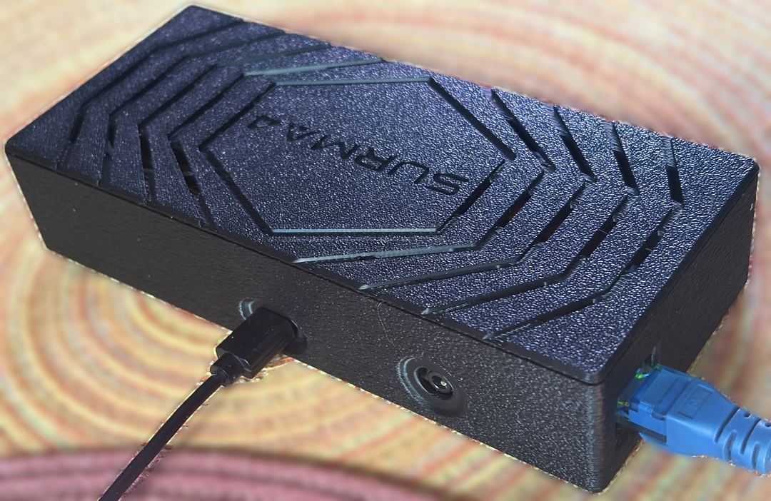 Задня стінка приладу SURMA4: роз’єм живлення micro-USB, лінійний вихід 3,5 мм і мережевий роз’єм Ethernet